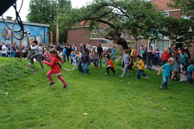 KinderenenoudersaandeslagvoorspeelnatuurinDiezerpoortZwolle_mrt2013 2